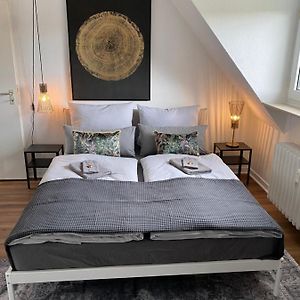 Bostel 1 - Modernes Dachgeschoss-Studio In Duisburg Meiderich, 4,7 Km Hbf, U-Bahn 250M, Flughafen Duesseldorf 28 Km, Landschaftspark 2,9 Km, 5 Gehminuten Von Herzklinik Entfernt
